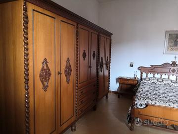 Camera matrimoniale vintage in legno massello