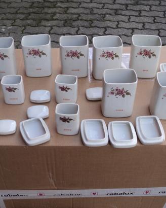 Set di pocellana per spezie di cucina