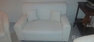 Mobili entrata con salottino e due poltroncine