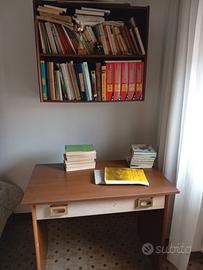 scrivania e libreria ragazzi