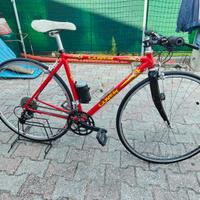 Bici con telaio da corsa 