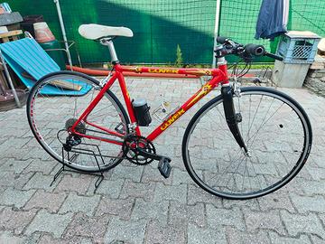 Bici con telaio da corsa 