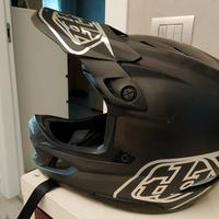 casco mtb e collare downhill