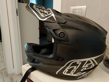 casco mtb e collare downhill