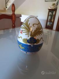 Uovo di ceramica dipinto a mano