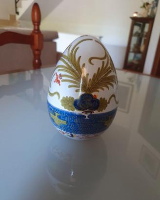 Uovo di ceramica dipinto a mano