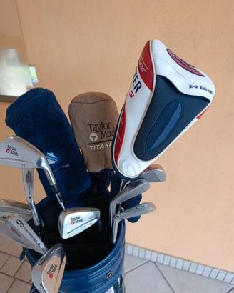 Sacca da golf con 13 mazze Taylormade.