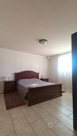 Locale a giorno con camera bagno giardino