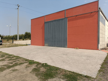 Capannone con ampio spiazzale