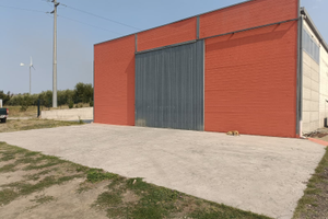 Capannone con ampio spiazzale