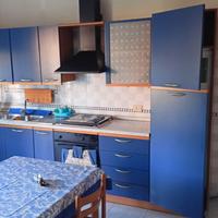 Cucina completa + tavolo + sedie + vetrina