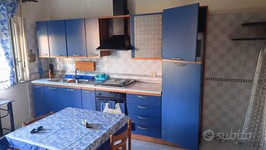 Cucina completa + tavolo + sedie + vetrina