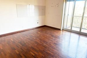 3 vani luminoso con parquet in zona servita