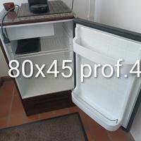 Frigobar  microonde e macchina caffè 