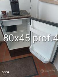 Frigobar  microonde e macchina caffè 