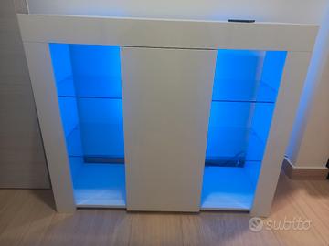 mobile con mensole in vetro