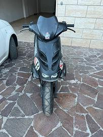 Aprilia SR 50 nero e rosso – Scooter sportivo