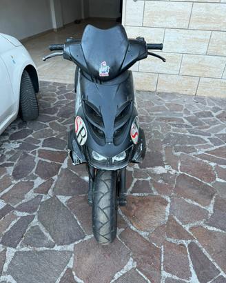 Aprilia SR 50 nero e rosso – Scooter sportivo