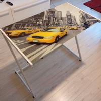 Scrivania in metallo con piano in vetro