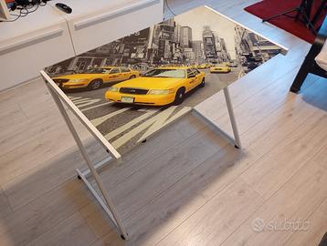 Scrivania in metallo con piano in vetro