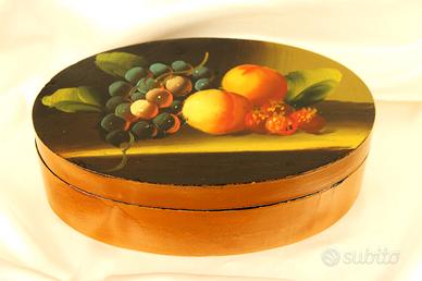 Scatola in legno dipinta.