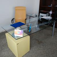 scrivania in cristallo e poltrone in pelle 