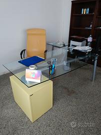scrivania in cristallo e poltrone in pelle 