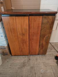mobiletto in legno marrone lucido