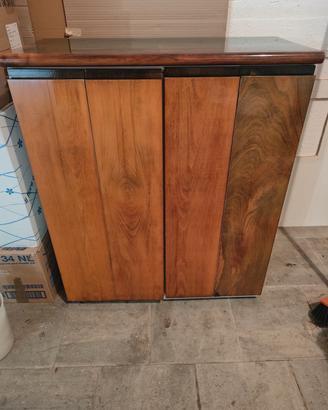 mobiletto in legno marrone lucido