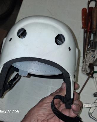 casco per kayak 