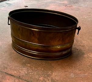 Portavasi in ottone ovale con rotelle