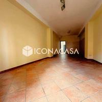 Locale commerciale su strada con terrazzino