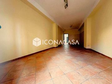 Locale commerciale su strada con terrazzino