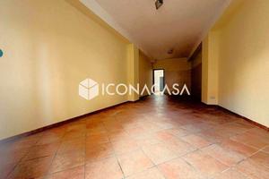 Locale commerciale su strada con terrazzino