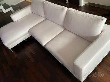 Divano tre posti con chaise longue