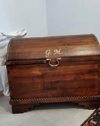Baule fatto a mano con iniziali G.M.