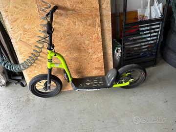 Monopattino fluo gomme camera d’aria