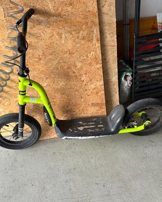 Monopattino fluo gomme camera d’aria