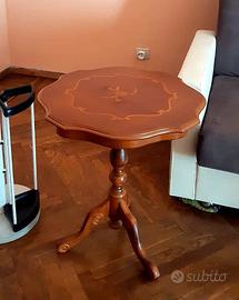 Tavolino tondo intarsiato in legno a 3 gambe