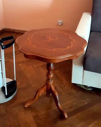 Tavolino tondo intarsiato in legno a 3 gambe