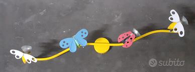 Lampadario in metallo con farfalle e coccinella