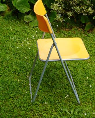 N. 12 sedie metallo/plastica modello robusto.