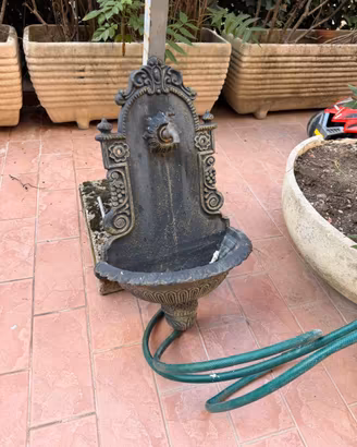 Fontana da parete per esterno in ghisa