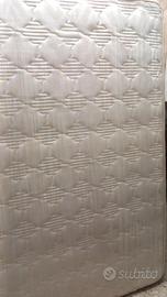 Materasso matrimoniale, eccellente, rigido.