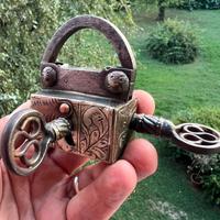 Antico lucchetto decorato rame ottone 2 chiavi