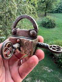 Antico lucchetto decorato rame ottone 2 chiavi