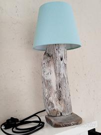 Lampada da tavolo artigianale in legno del Lago Ma