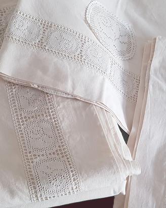 Set letto vintage in cotone coloniale con ricami