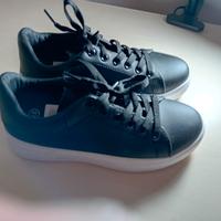 scarpe da tennis 37 e stivaletto 36