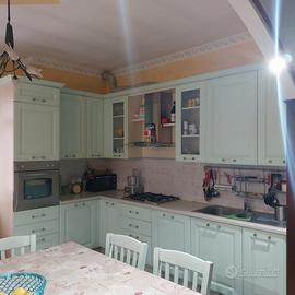 cucina in decapè verde chiaro legno castagno